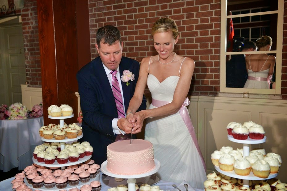 Faith and Stephen cutting the cake – Boathouse by: Steve Worth Photography