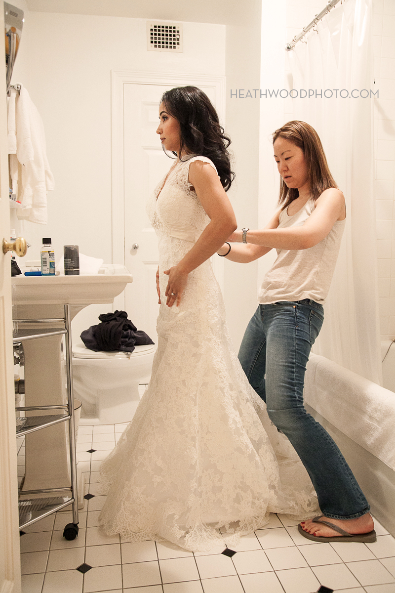 Bride gets ready in a club suite by: Heathwood Photo