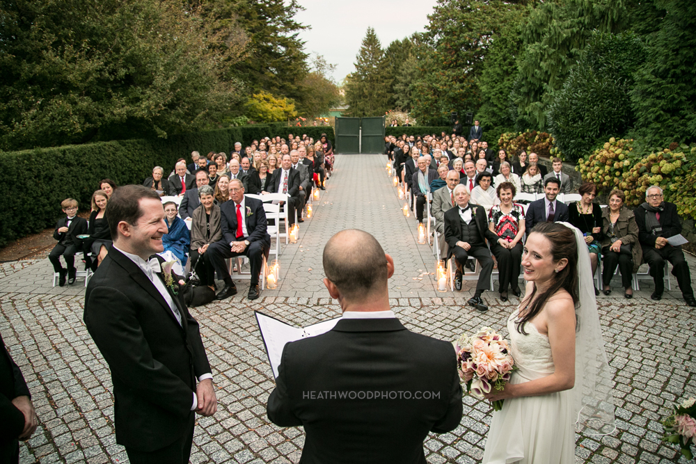 Outdoor wedding ceremony in garden by: Heathwood Photo
